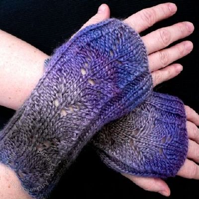 Wings Mitts by Susanna IC, free pattern, photo © ArtQualia
